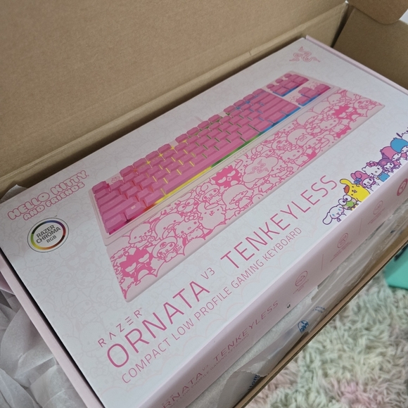 Razer | Hello Kitty | Low-profile RGB Tenkeyless Mecha-Membrane RGB Keyboard - Picture 3 of 5